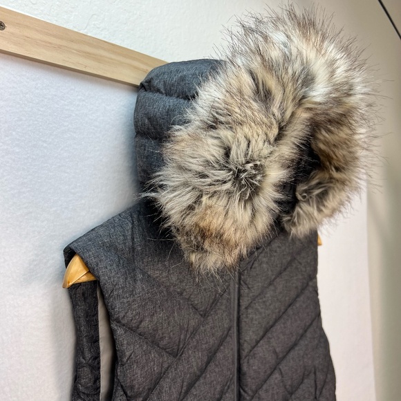 Eddie Bauer Down Puffer Vest Women LARGE Grey Jacket Removable Faux Fur Hood NWT - Picture 2 of 16